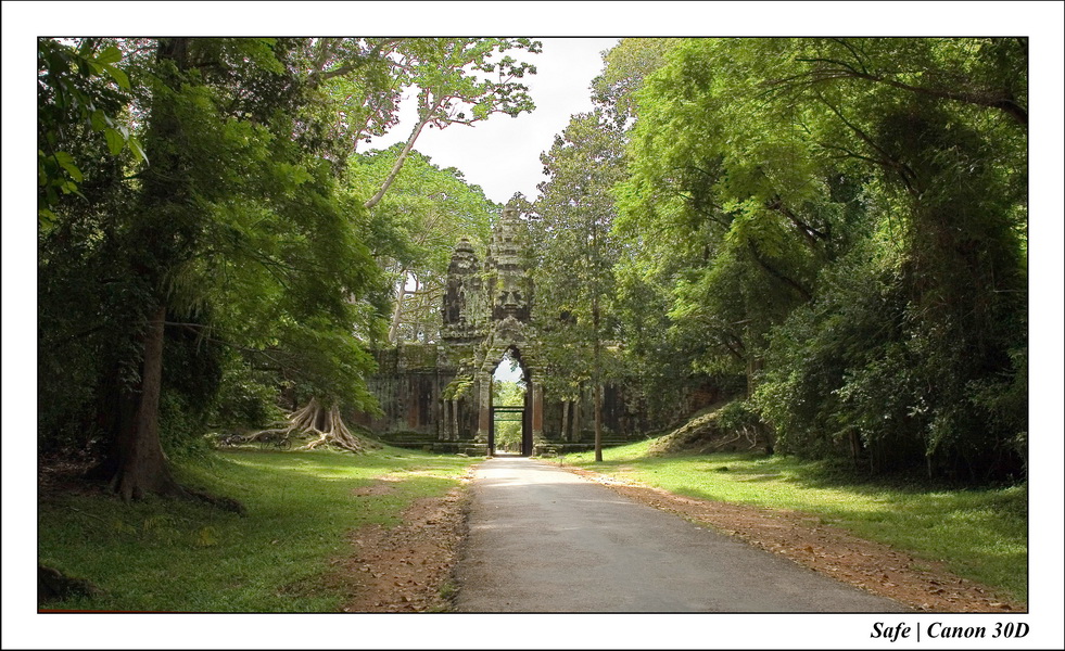 2006 - 07 - Temple angkor - Victory gate 11